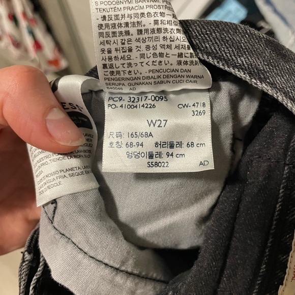 LEVI WOMEN SHORTS. SIZE 27 - Picture 3 of 3